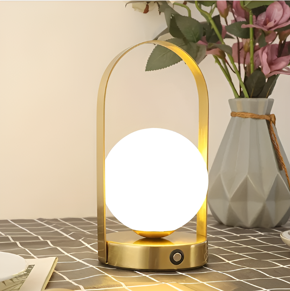 Lampe à poser sans fil dimmable acrylique et inox – OrbitaLux — vue de trois quarts