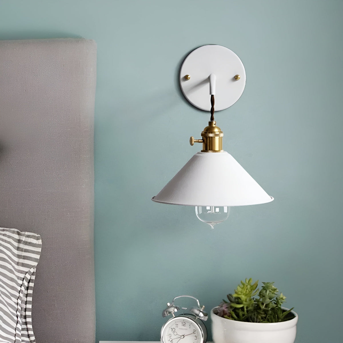 Applique murale vintage en métal forme conique – RetroGlow — vue de profil