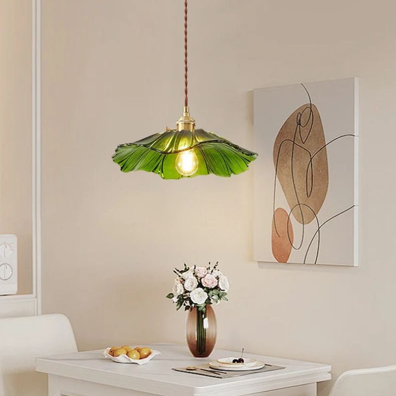 Suspension en verre sculpté forme florale Ø28 cm – Floréa — allumé en situation (2)