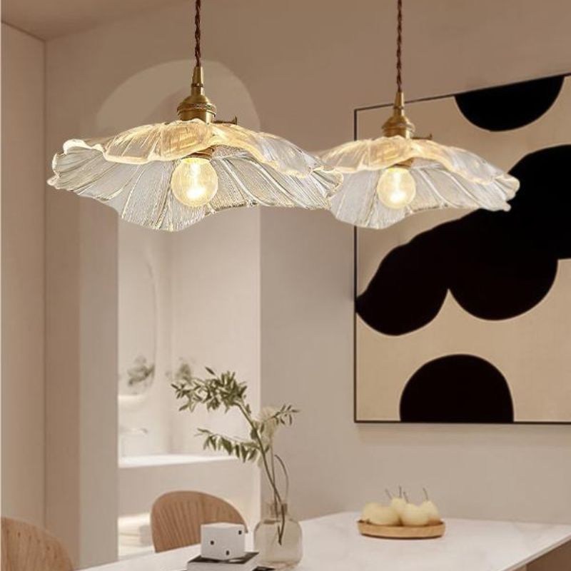 Suspension en verre sculpté forme florale Ø28 cm – Floréa — vue de trois quarts