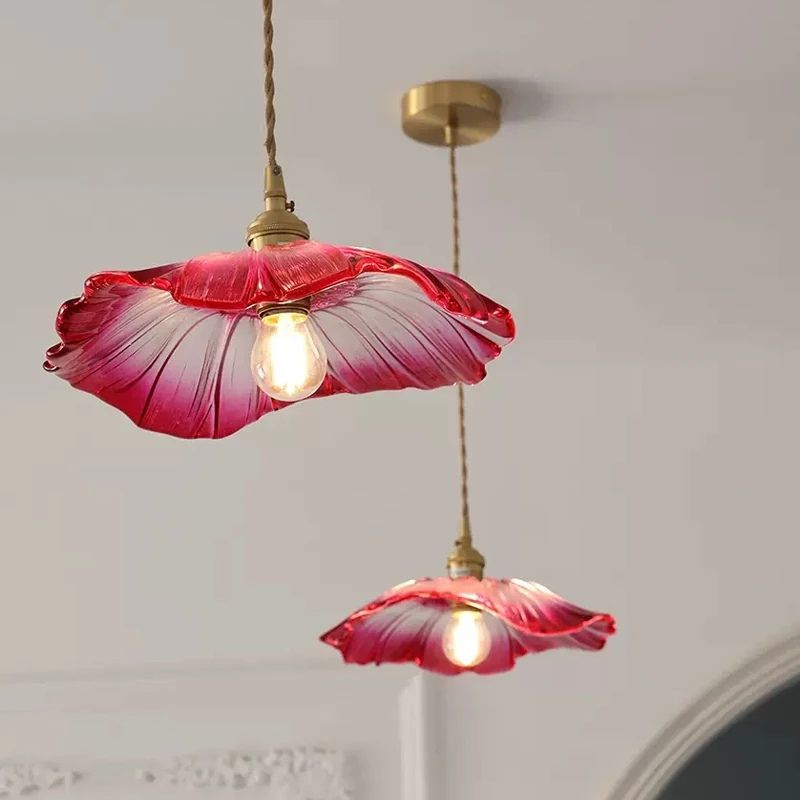 Suspension en verre sculpté forme florale Ø28 cm – Floréa — allumé en situation