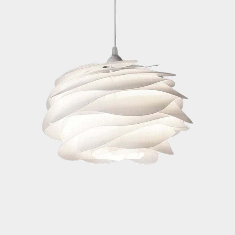 Suspension blanche sculptée en PVC Ø33 ou 43 cm – Aurelisa — mise en situation dans la pièce (2)
