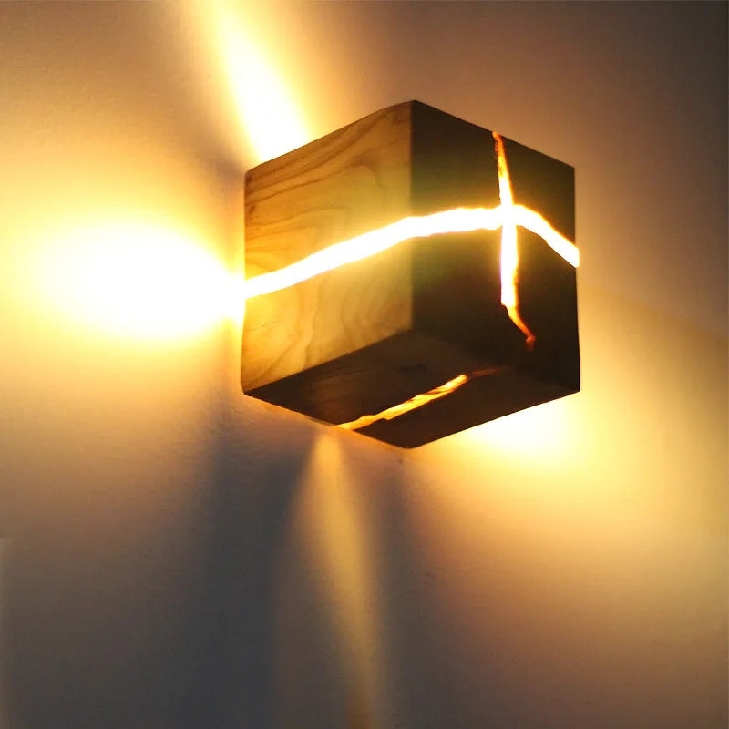 Applique murale LED bois massif cube 8 x 8 cm – CubeGlow — vue de face