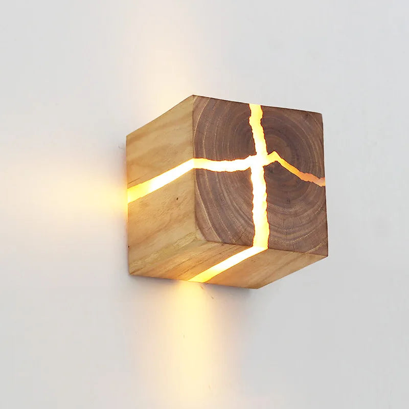 Applique murale LED bois massif cube 8 x 8 cm – CubeGlow — vue de trois quarts