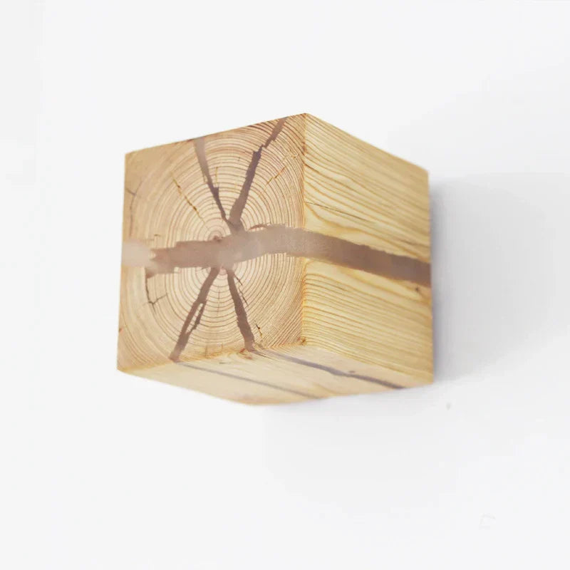 Applique murale LED bois massif cube 8 x 8 cm – CubeGlow — allumé en situation