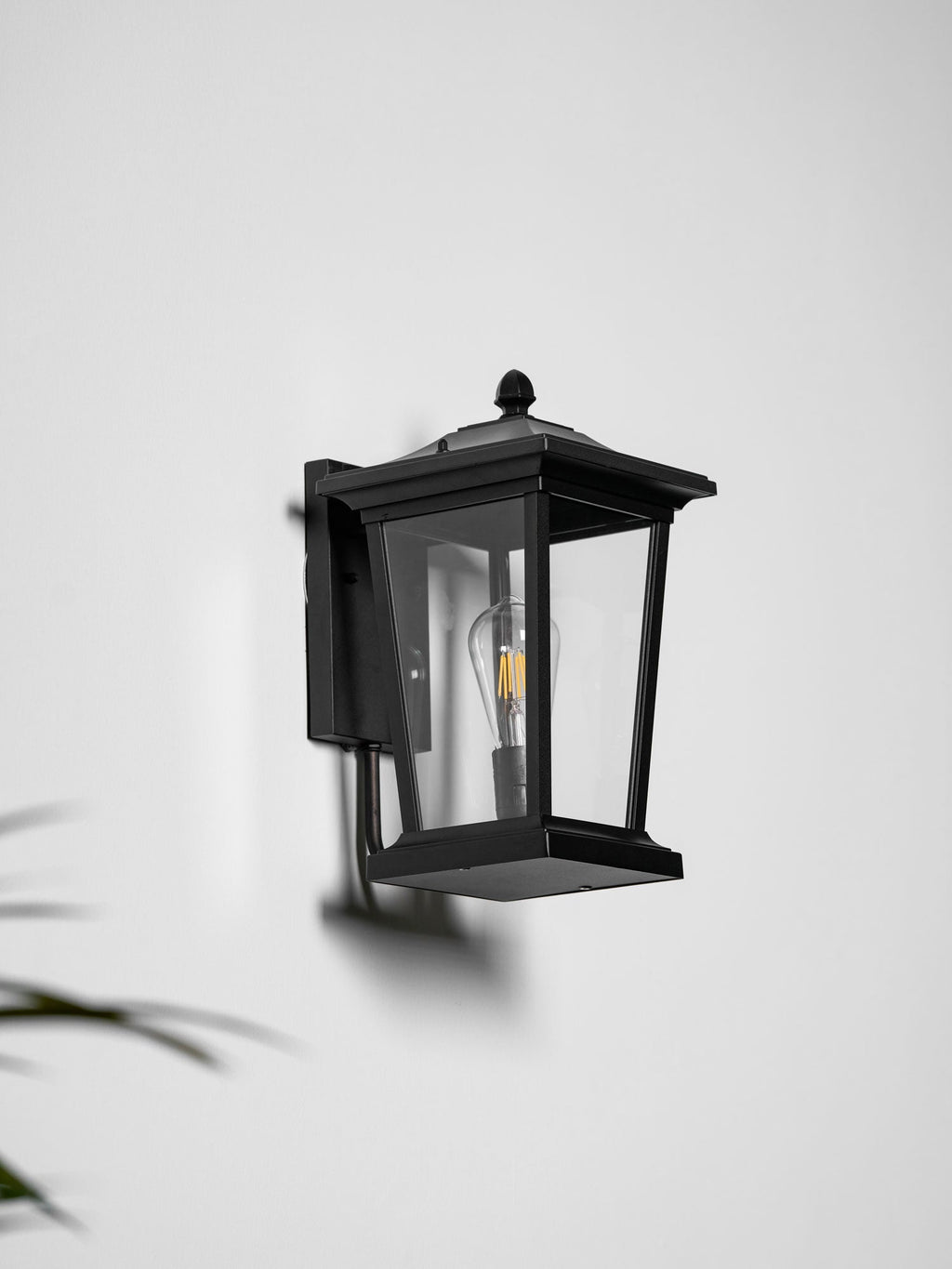 Applique murale cage en aluminium poli noir – Lodge Birdcage — allumé en situation (4)