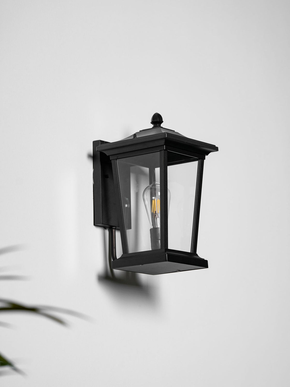 Applique murale cage en aluminium poli noir – Lodge Birdcage — allumé en situation (4)