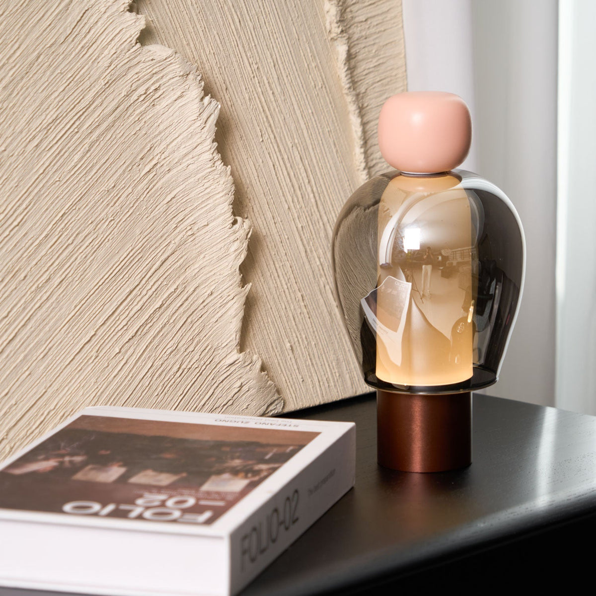Lampe à poser rechargeable en verre coloré – Lumina Joy — détail de la matière (5)