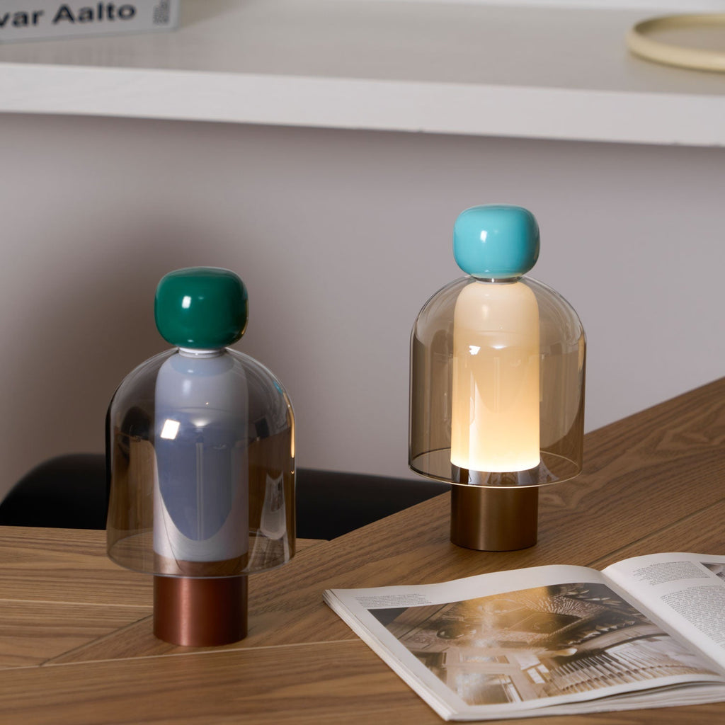 Lampe à poser rechargeable en verre coloré – Lumina Joy — vue de trois quarts