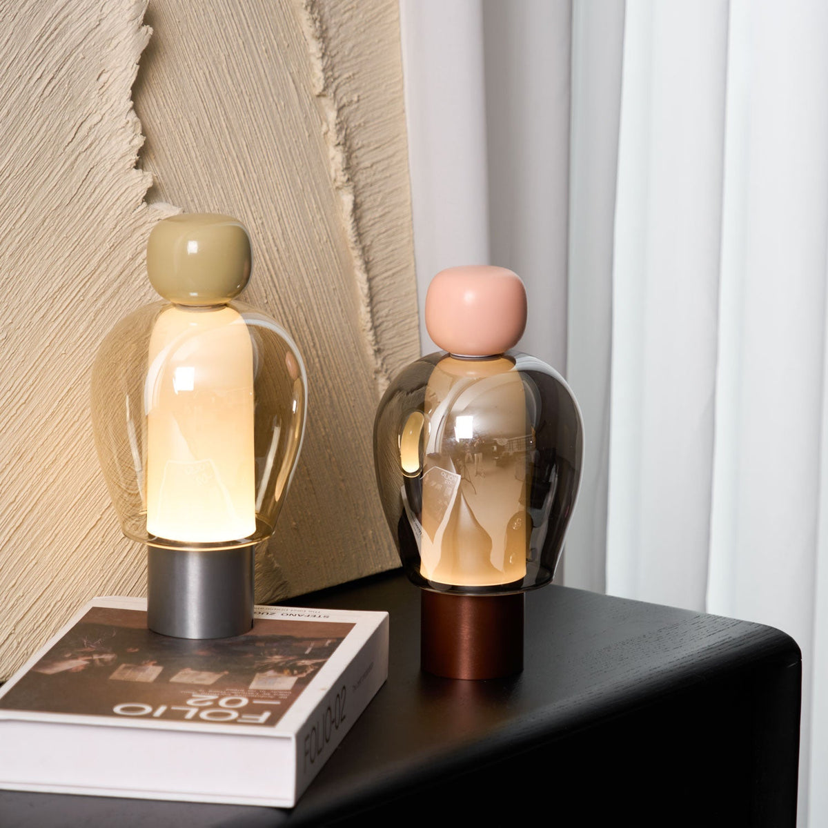 Lampe à poser rechargeable en verre coloré – Lumina Joy — vue de face