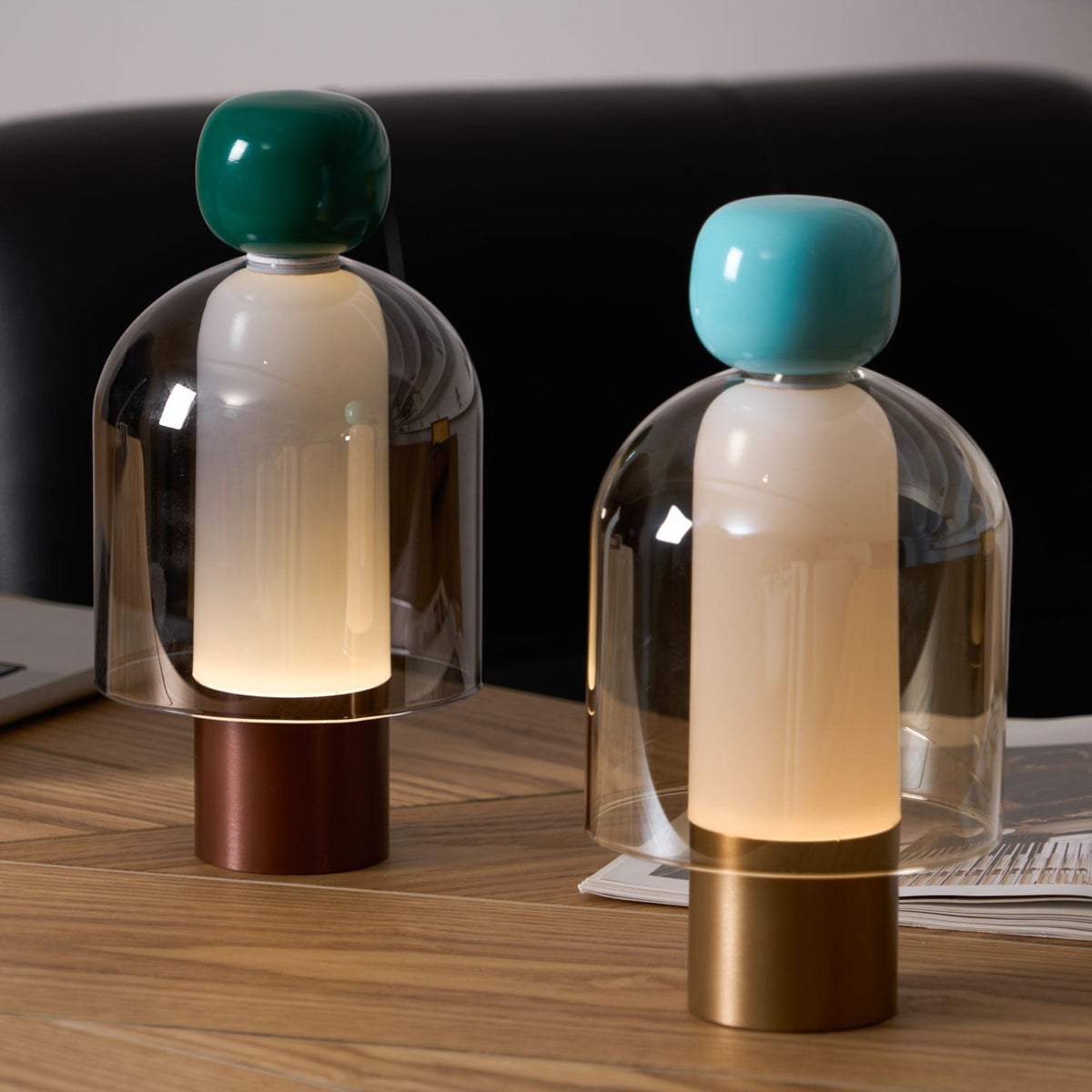 Lampe à poser rechargeable en verre coloré – Lumina Joy — vue de trois quarts (6)