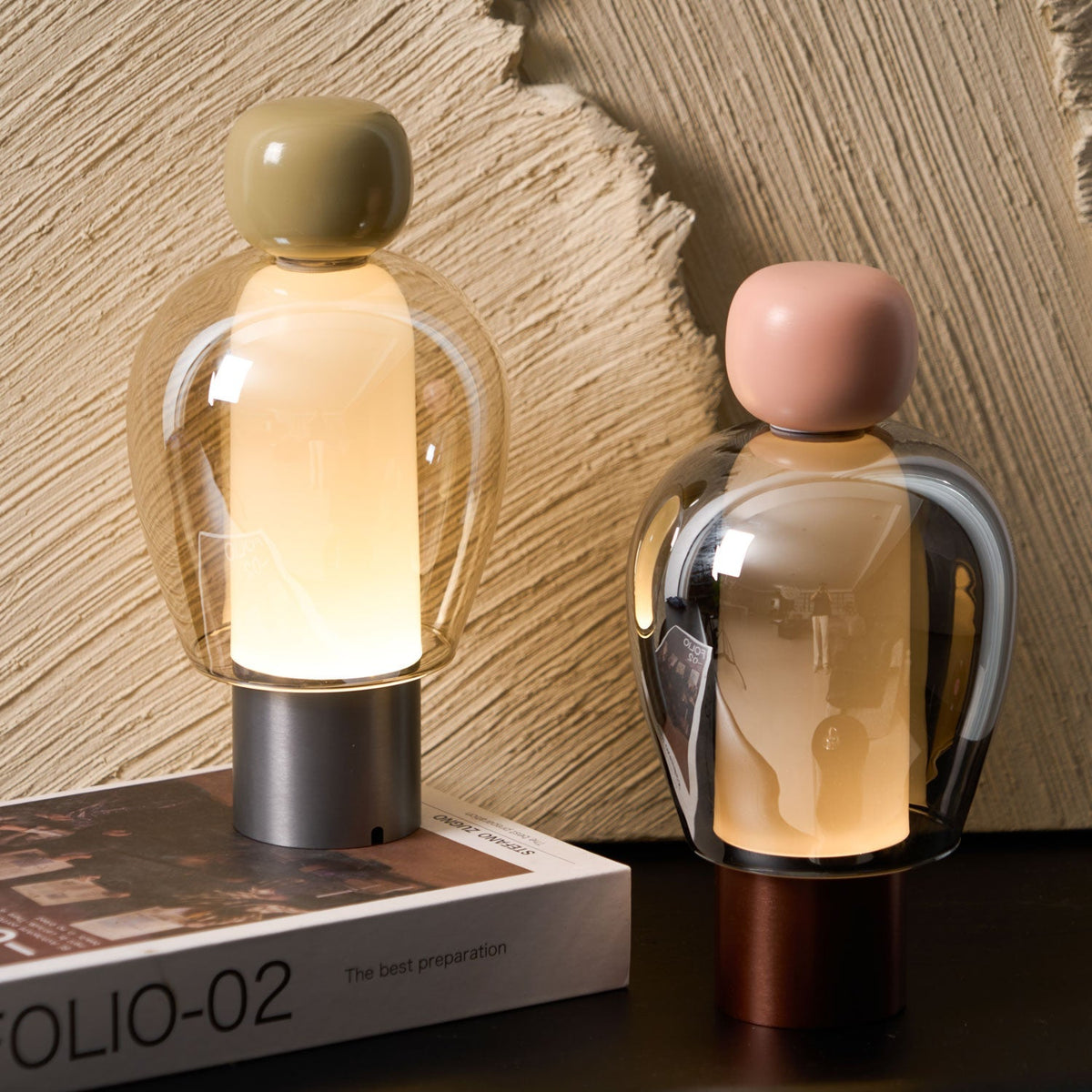 Lampe à poser rechargeable en verre coloré – Lumina Joy — vue de profil