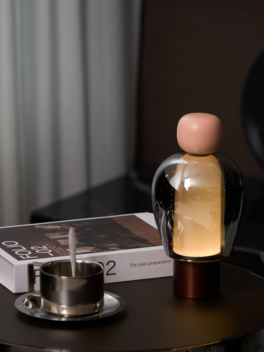 Lampe à poser rechargeable en verre coloré – Lumina Joy — vue de trois quarts (4)