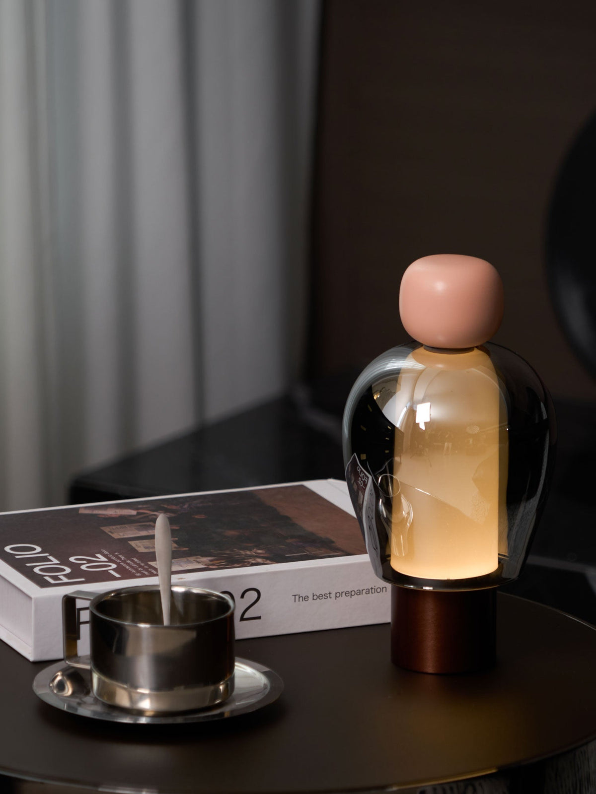 Lampe à poser rechargeable en verre coloré – Lumina Joy — vue de trois quarts (4)