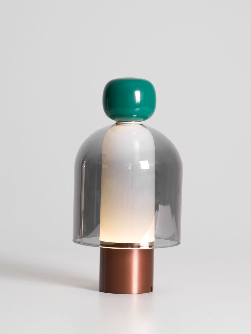 Lampe à poser rechargeable en verre coloré – Lumina Joy — allumé en situation (6)