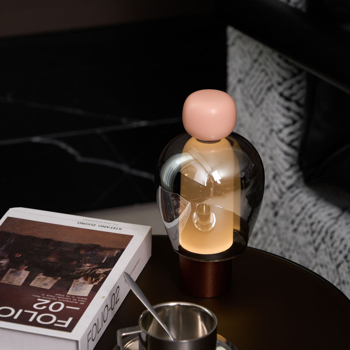 Lampe à poser rechargeable en verre coloré – Lumina Joy — détail de la finition (4)
