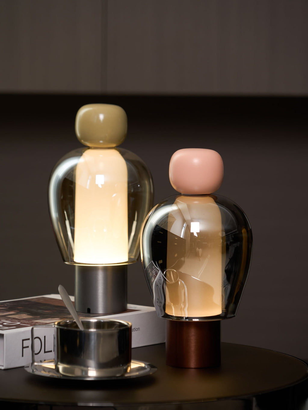 Lampe à poser rechargeable en verre coloré – Lumina Joy — allumé en situation (4)