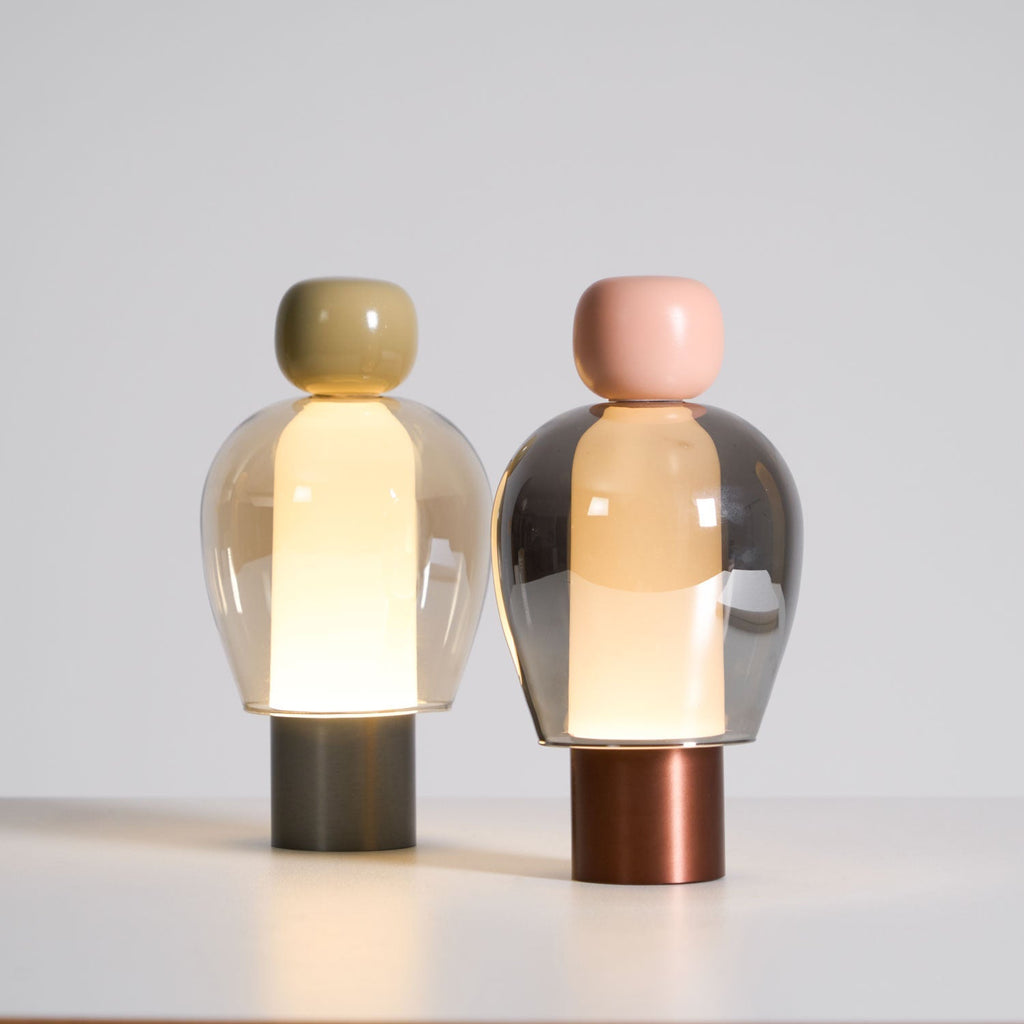 Lampe à poser rechargeable en verre coloré – Lumina Joy — vue de dessous (4)