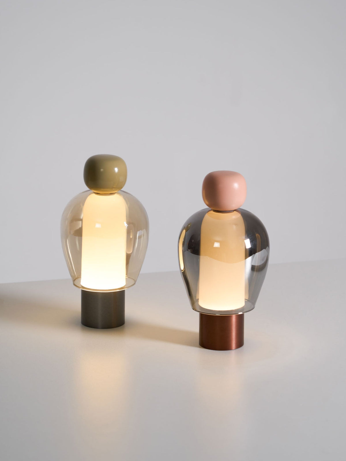 Lampe à poser rechargeable en verre coloré – Lumina Joy — détail du système de fixation (4)