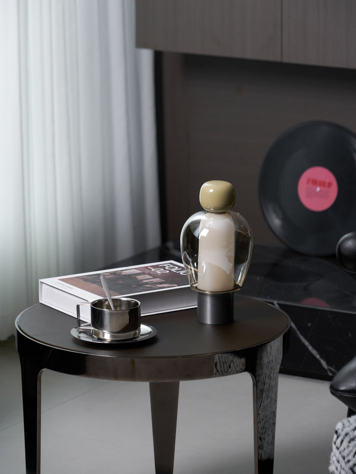 Lampe à poser rechargeable en verre coloré – Lumina Joy — vue de profil (5)