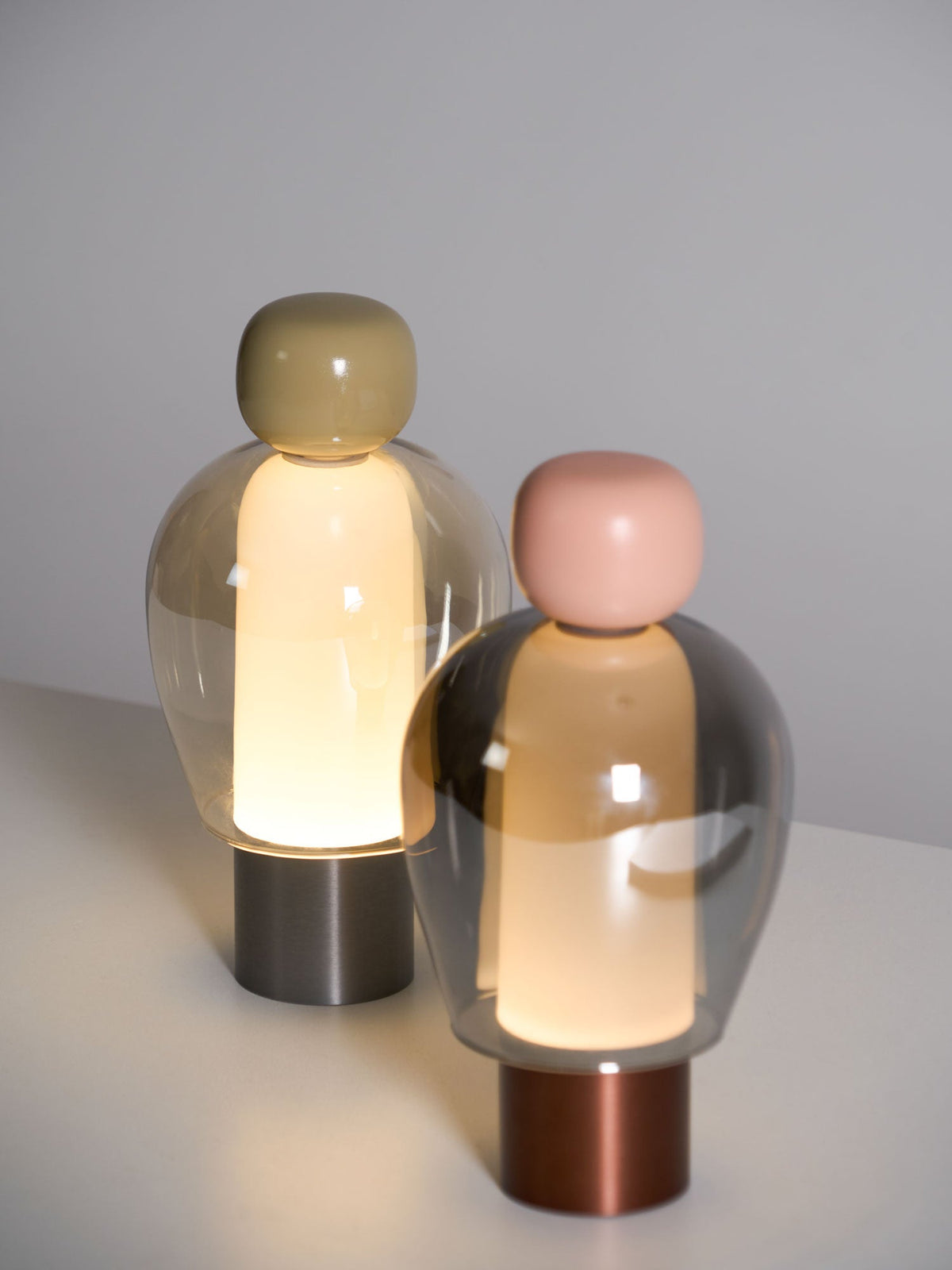 Lampe à poser rechargeable en verre coloré – Lumina Joy — mise en situation dans la pièce (4)