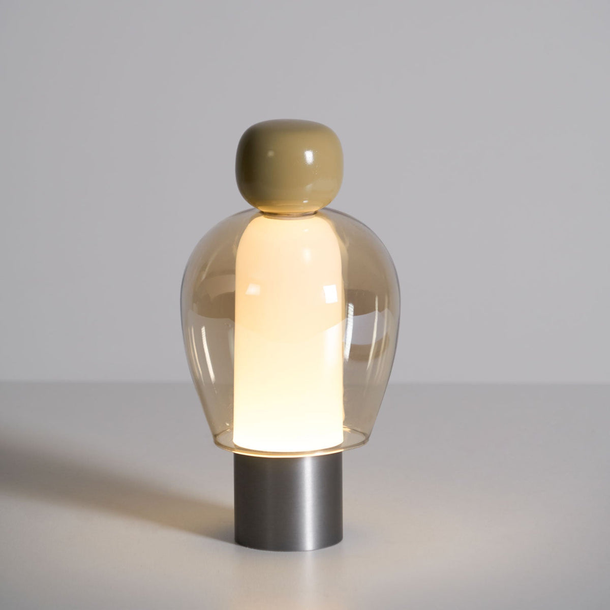 Lampe à poser rechargeable en verre coloré – Lumina Joy — détail de la matière (4)