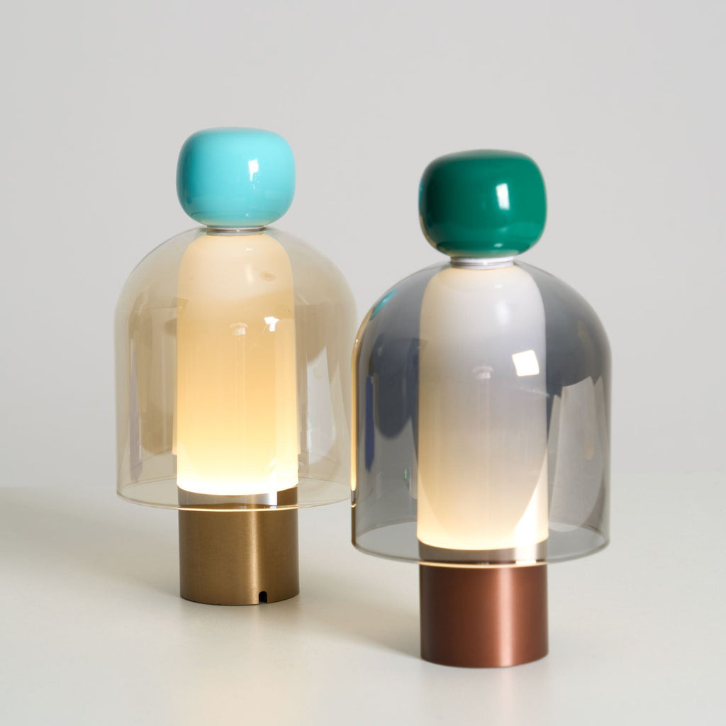 Lampe à poser rechargeable en verre coloré – Lumina Joy — vue de dessous (6)