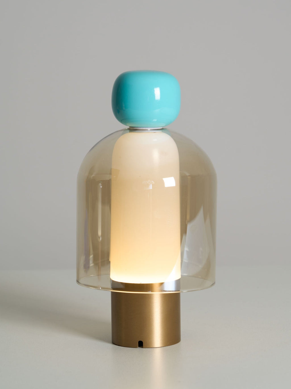 Lampe à poser rechargeable en verre coloré – Lumina Joy — détail du système de fixation (6)