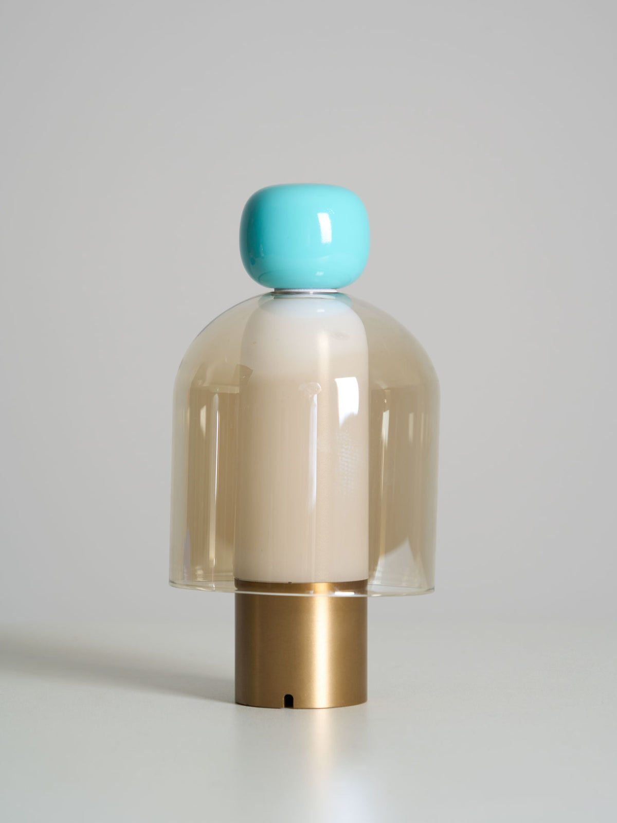 Lampe à poser rechargeable en verre coloré – Lumina Joy — mise en situation dans la pièce (6)
