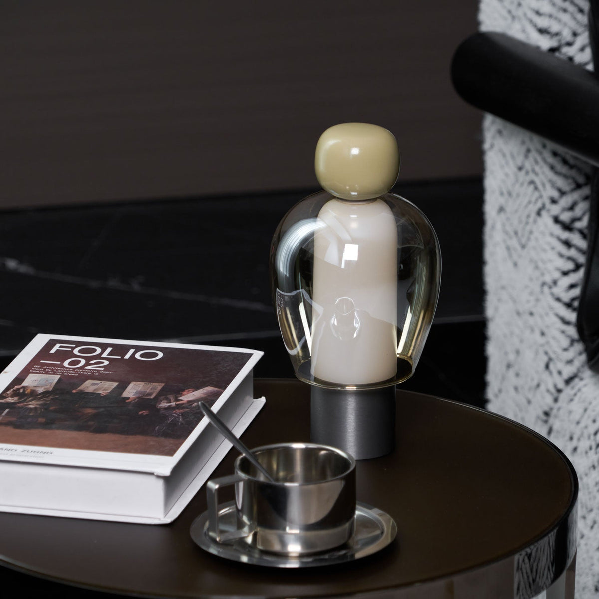 Lampe à poser rechargeable en verre coloré – Lumina Joy — allumé en situation (5)