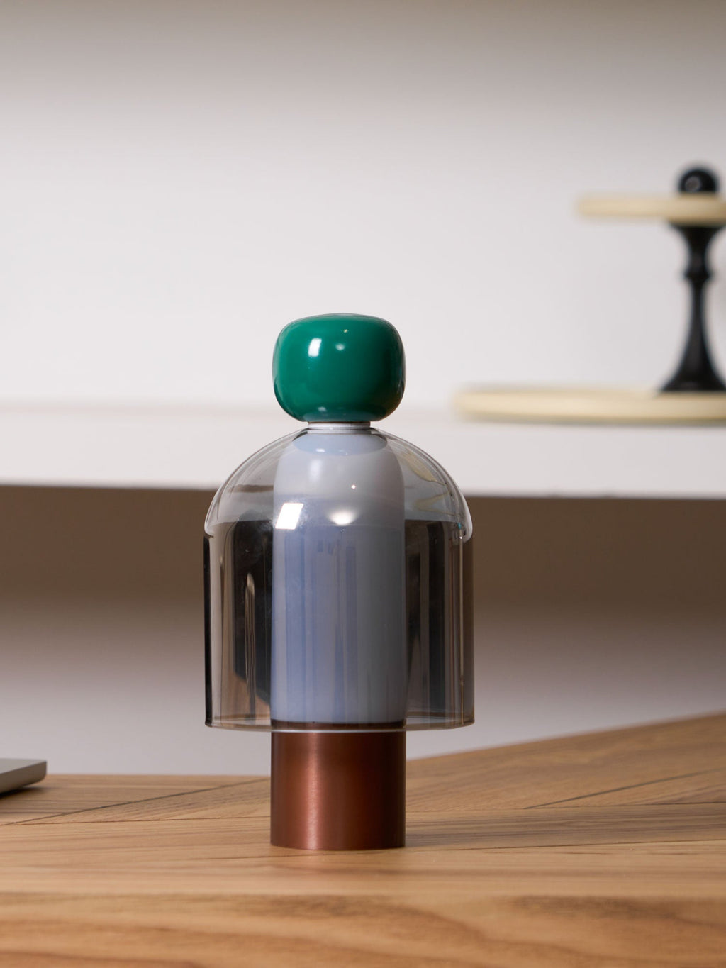 Lampe à poser rechargeable en verre coloré – Lumina Joy — détail de la matière (6)