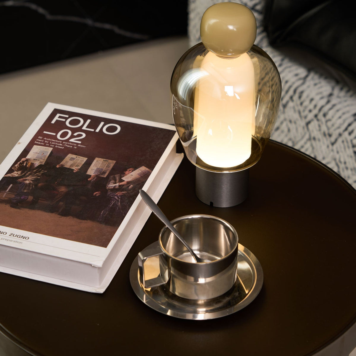 Lampe à poser rechargeable en verre coloré – Lumina Joy — détail du système de fixation (5)