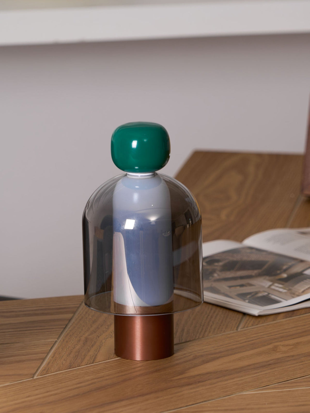 Lampe à poser rechargeable en verre coloré – Lumina Joy — vue de face (7)