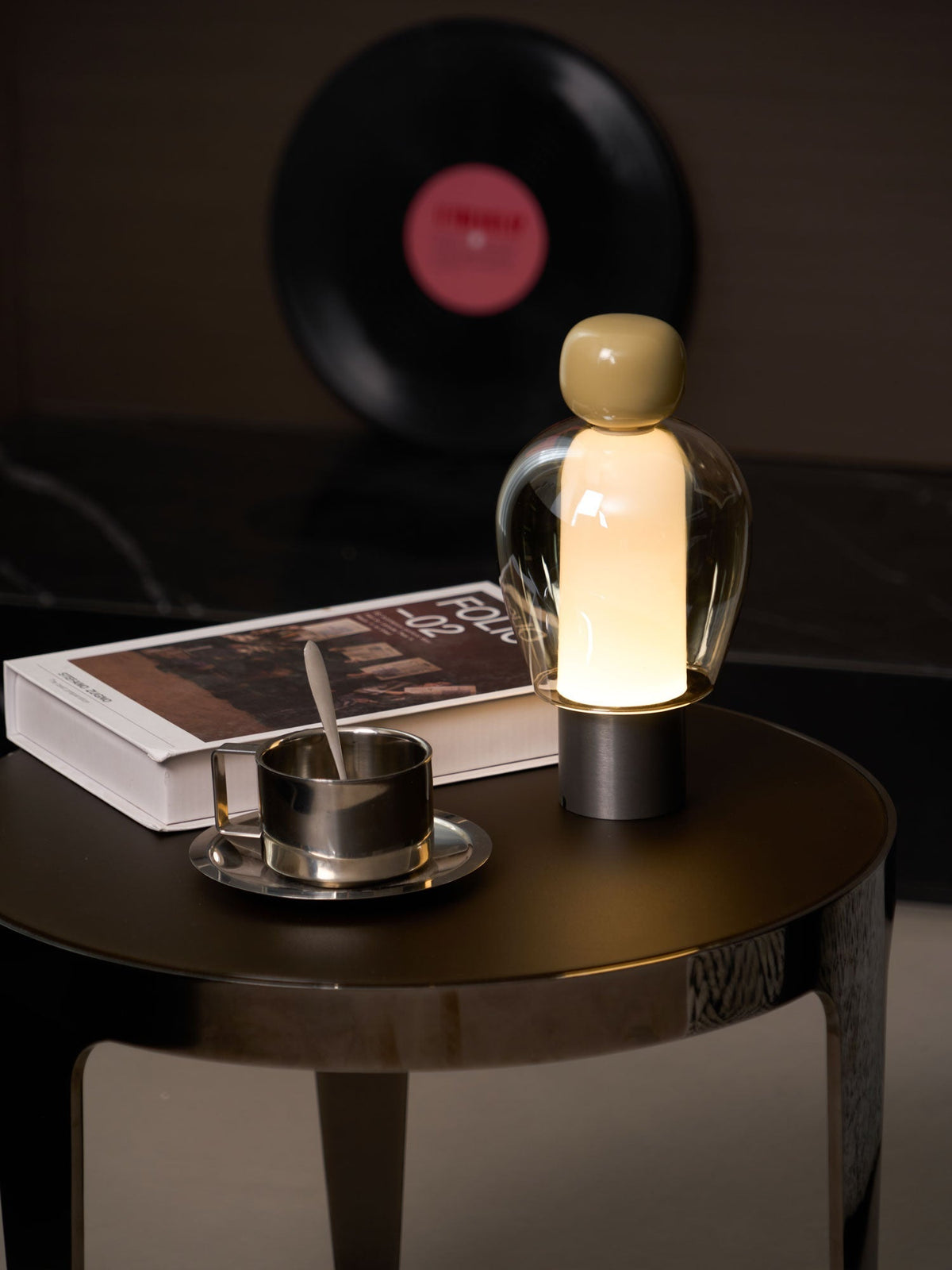 Lampe à poser rechargeable en verre coloré – Lumina Joy — mise en situation dans la pièce (5)