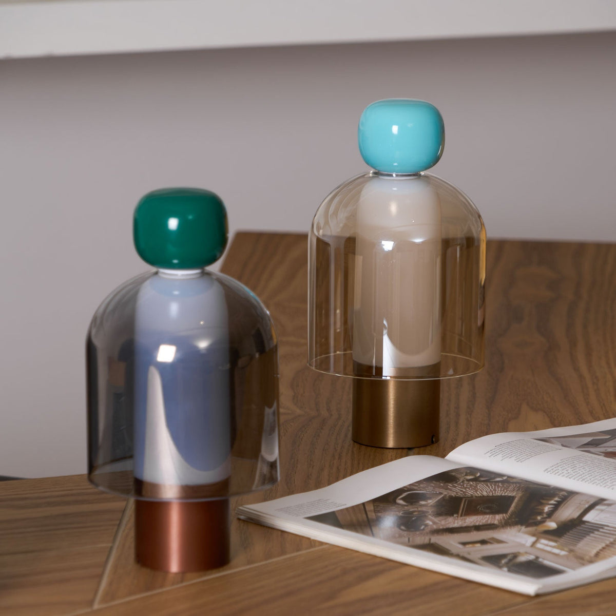 Lampe à poser rechargeable en verre coloré – Lumina Joy — vue de profil (6)