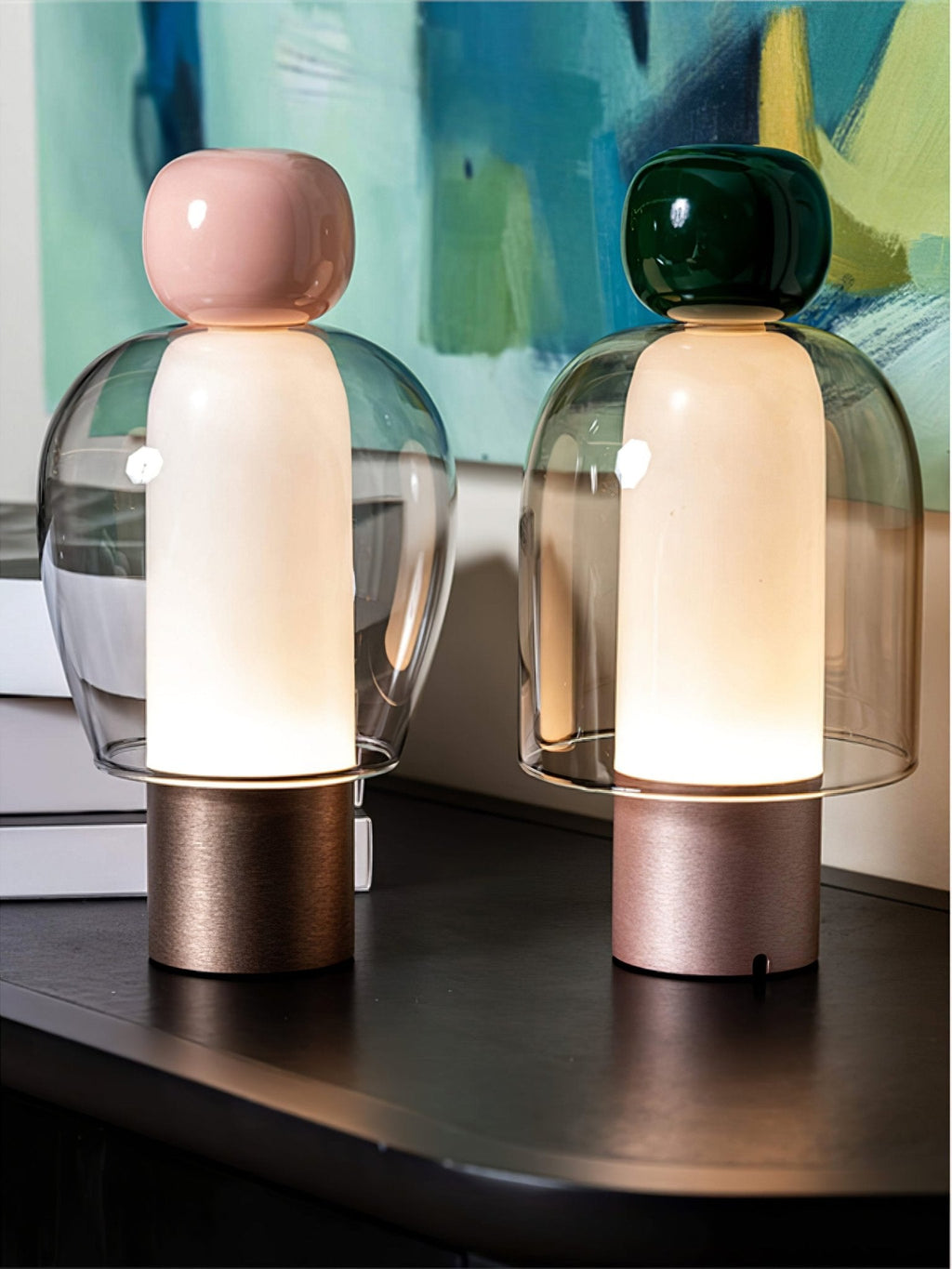 Lampe à poser rechargeable en verre coloré – Lumina Joy — vue de face (4)