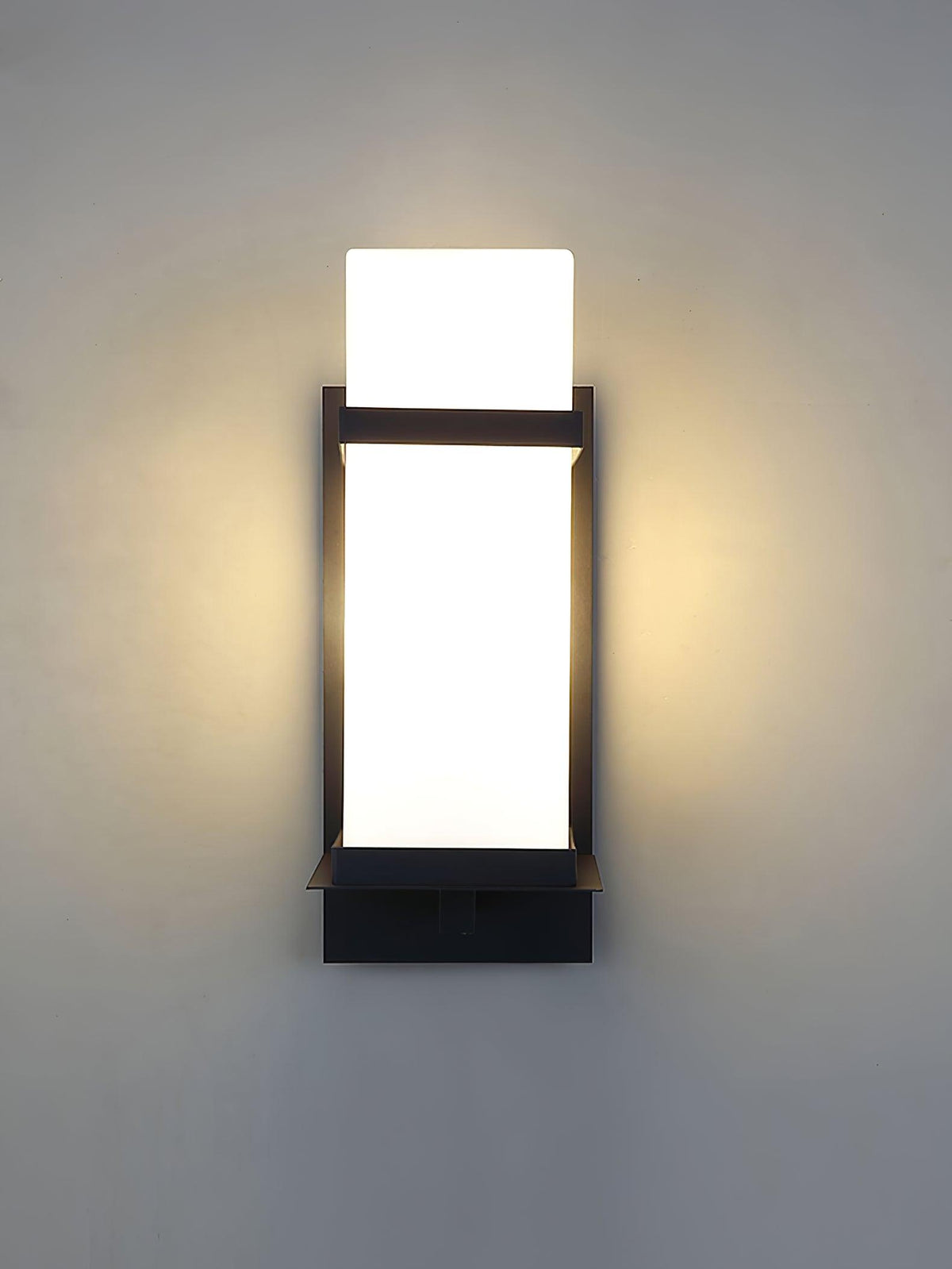 Applique murale extérieure LED cadre métal et verre – Mcdade — allumé en situation (2)