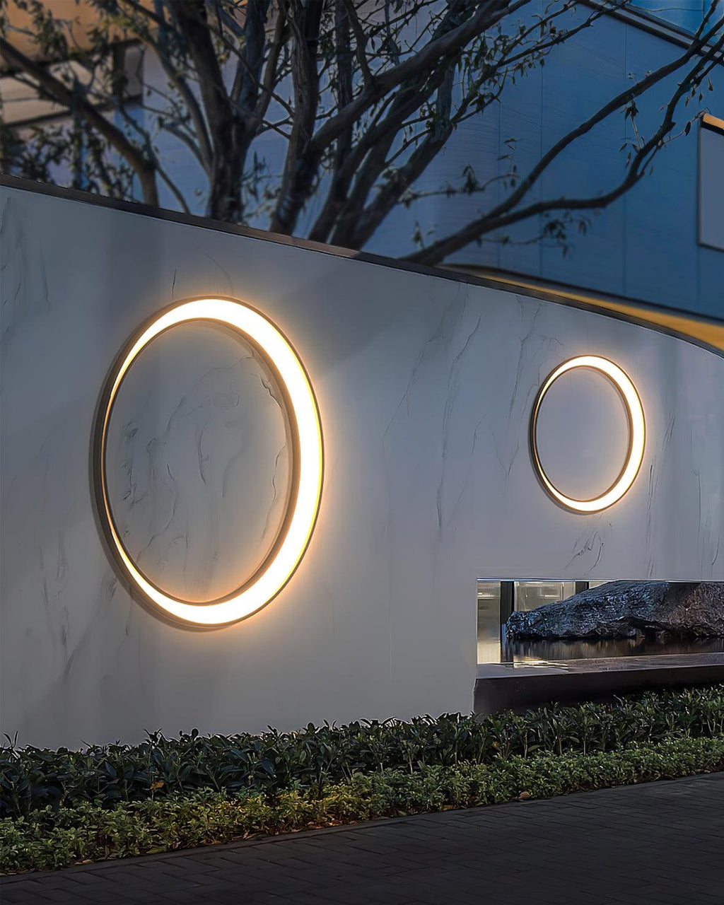 Applique murale LED en métal noir intérieur et extérieur – Moon — mise en situation dans la pièce