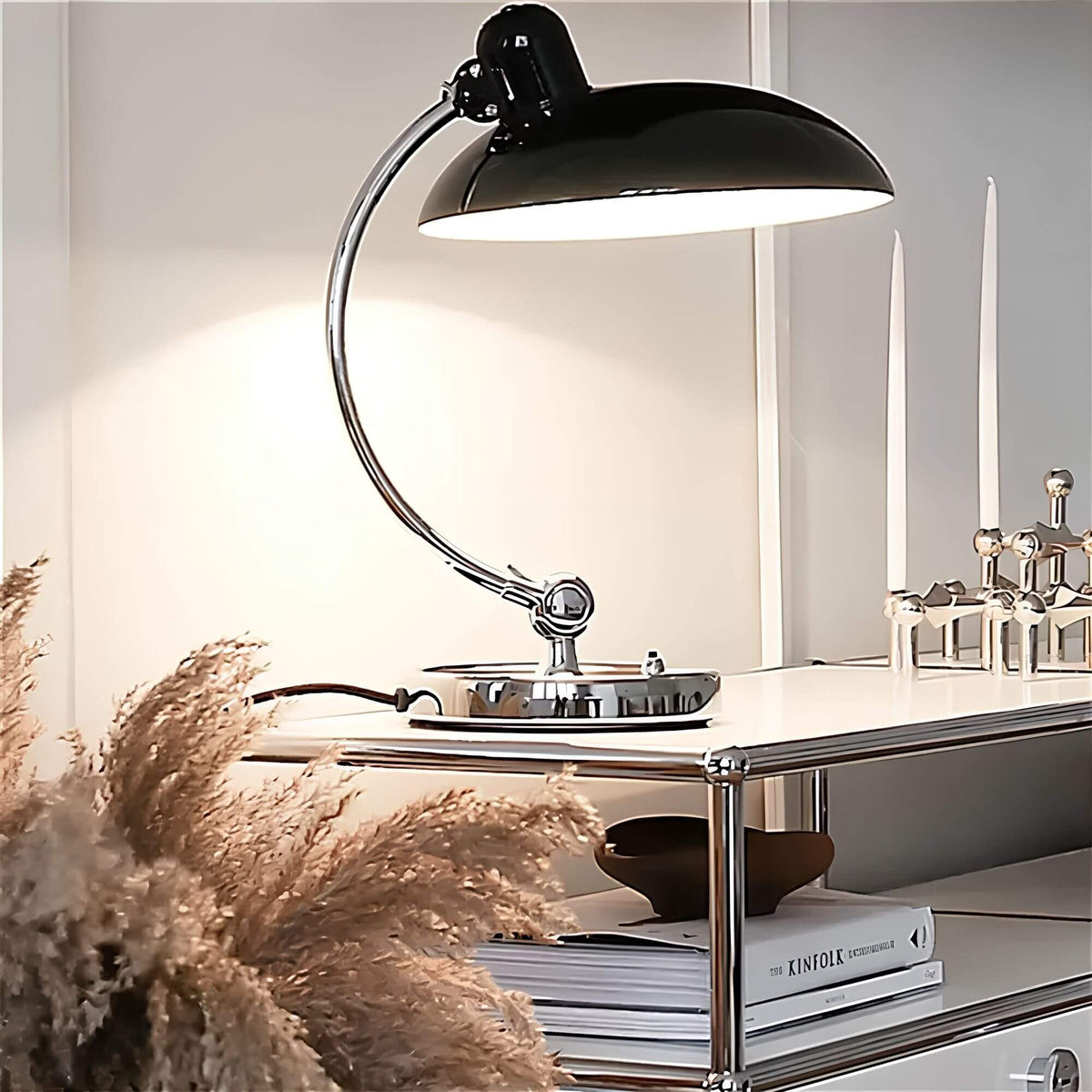Lampe à poser scandinave en métal et bois – NordicGrace — vue de face