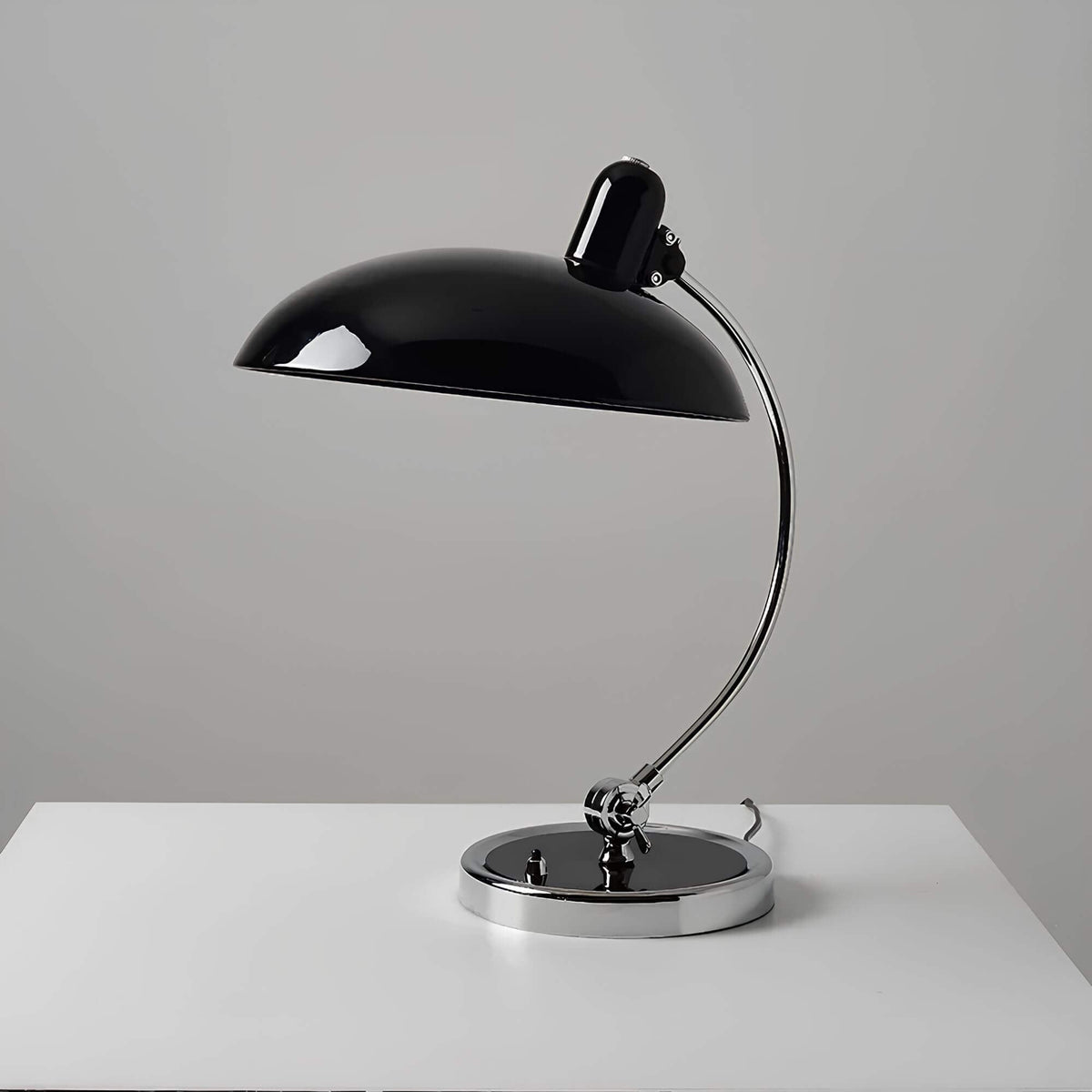 Lampe à poser scandinave en métal et bois – NordicGrace — vue de profil