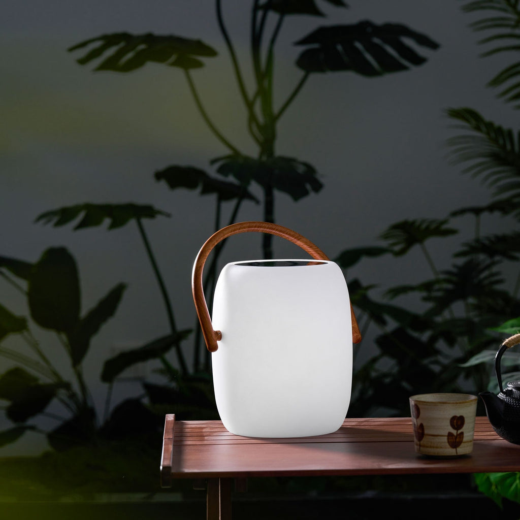 Lanterne solaire de jardin verre dépoli et bois – Noria — mise en situation dans la pièce
