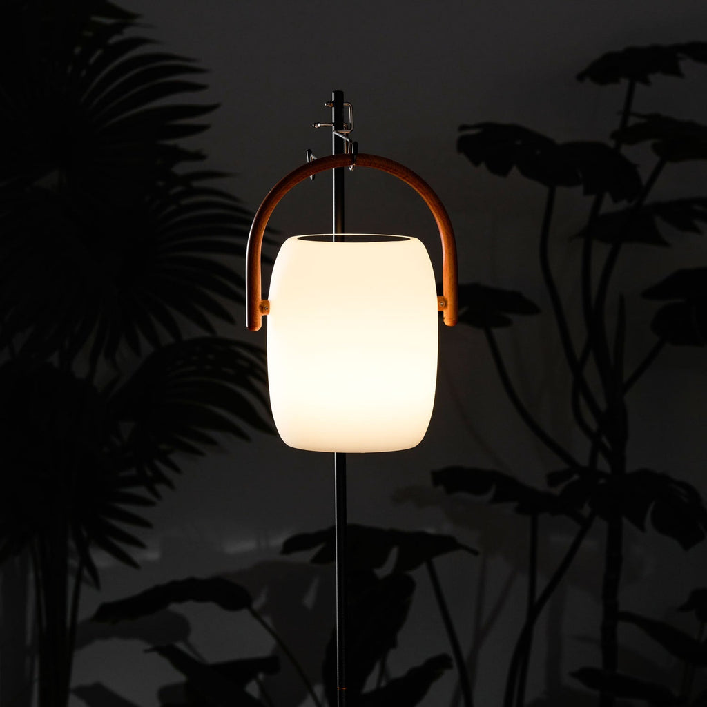Lanterne solaire de jardin verre dépoli et bois – Noria — détail du système de fixation (2)
