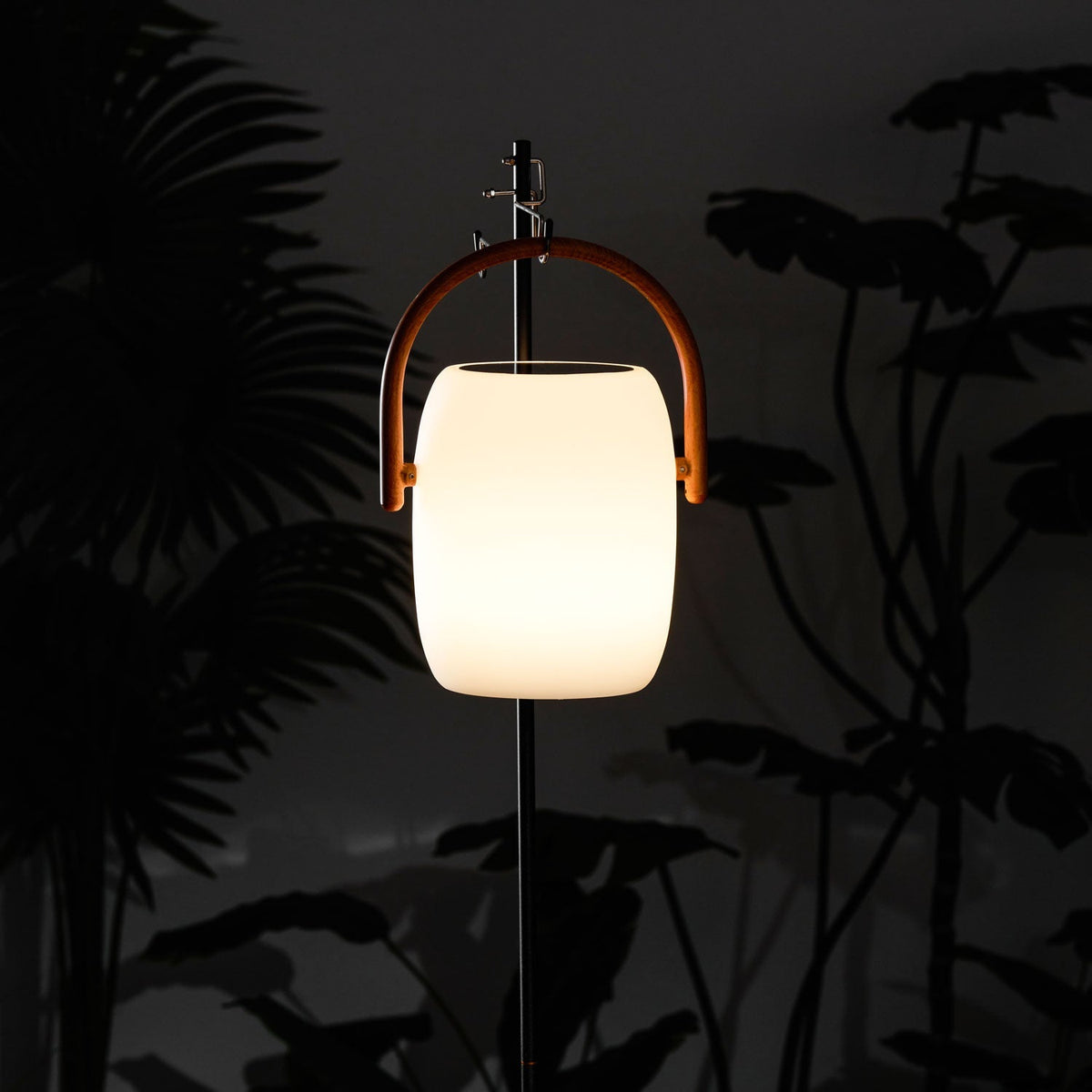 Lanterne solaire de jardin verre dépoli et bois – Noria — détail du système de fixation (2)