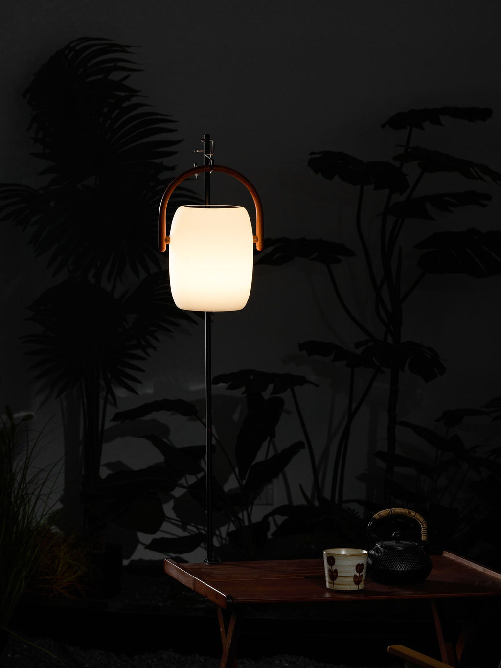 Lanterne solaire de jardin verre dépoli et bois – Noria — détail du système de fixation