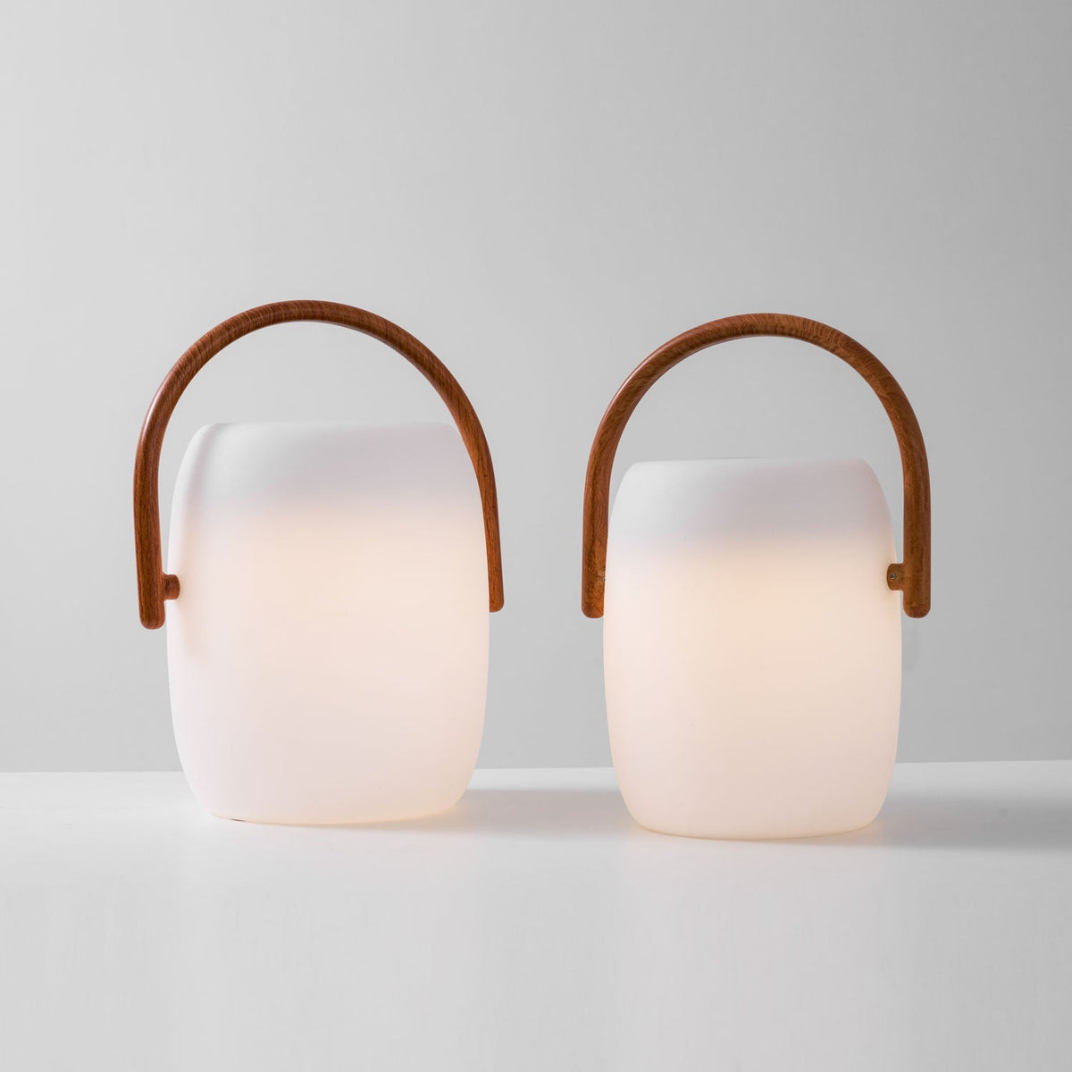 Lanterne solaire de jardin verre dépoli et bois – Noria — allumé en situation (3)