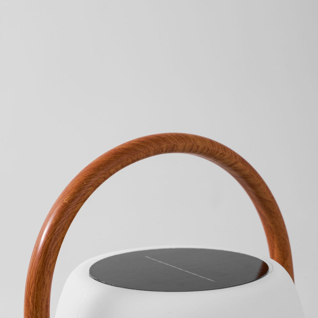 Lanterne solaire de jardin verre dépoli et bois – Noria — détail de la matière (2)