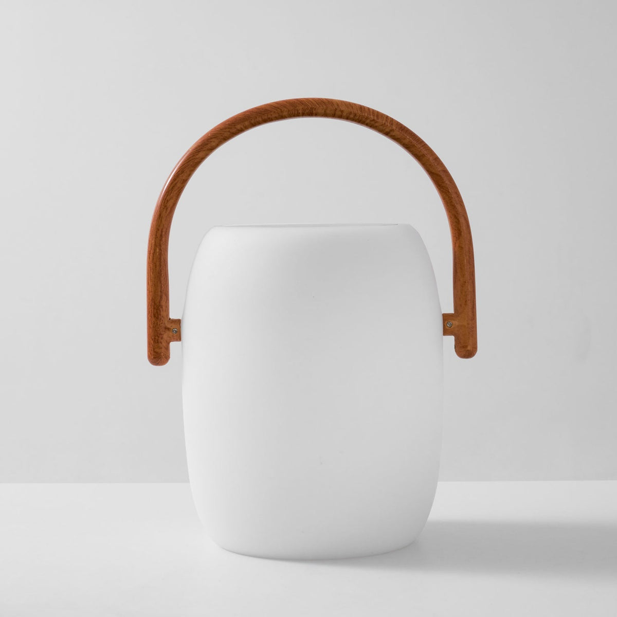 Lanterne solaire de jardin verre dépoli et bois – Noria — mise en situation dans la pièce (2)