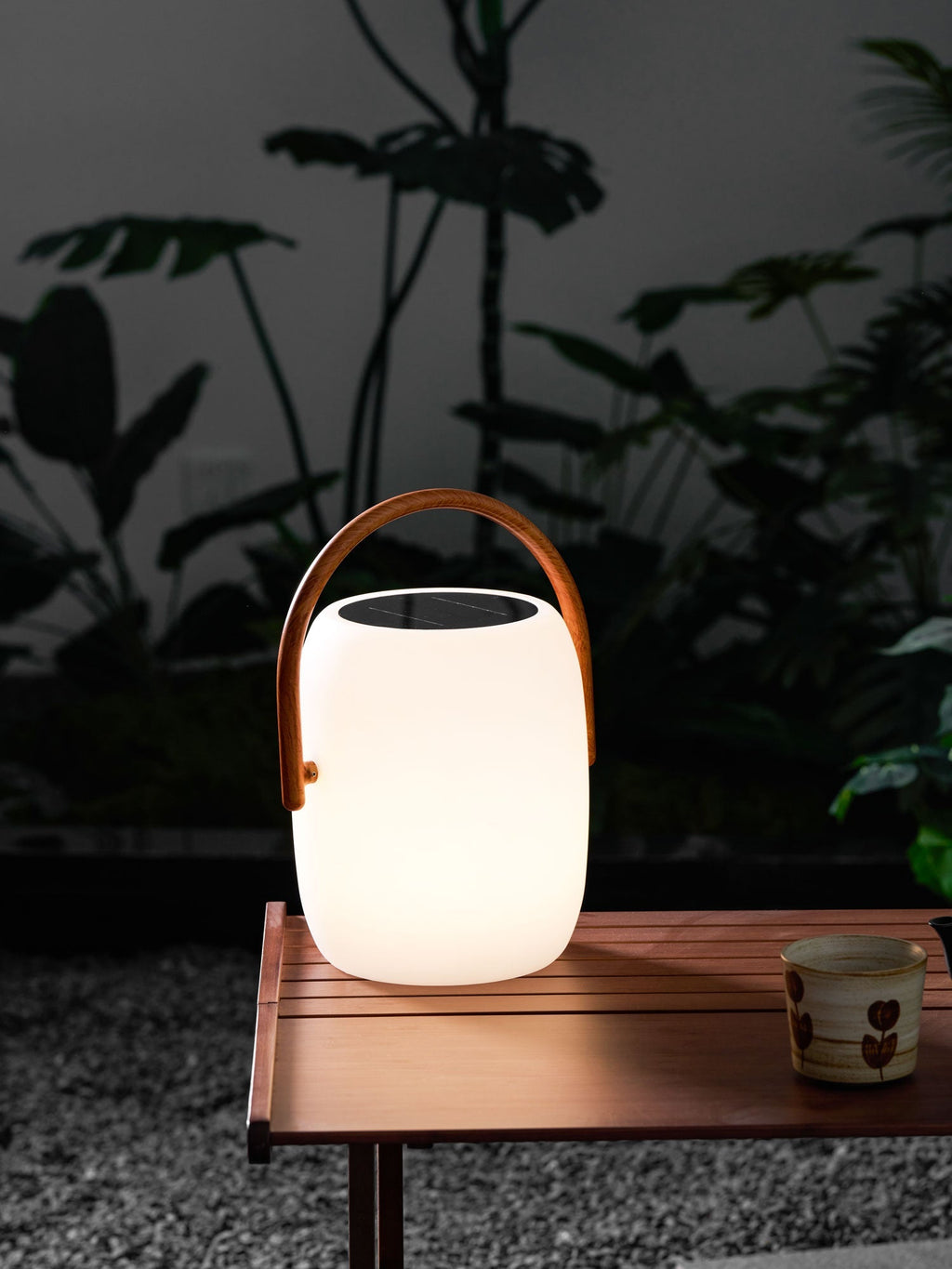 Lanterne solaire de jardin verre dépoli et bois – Noria — détail de la matière