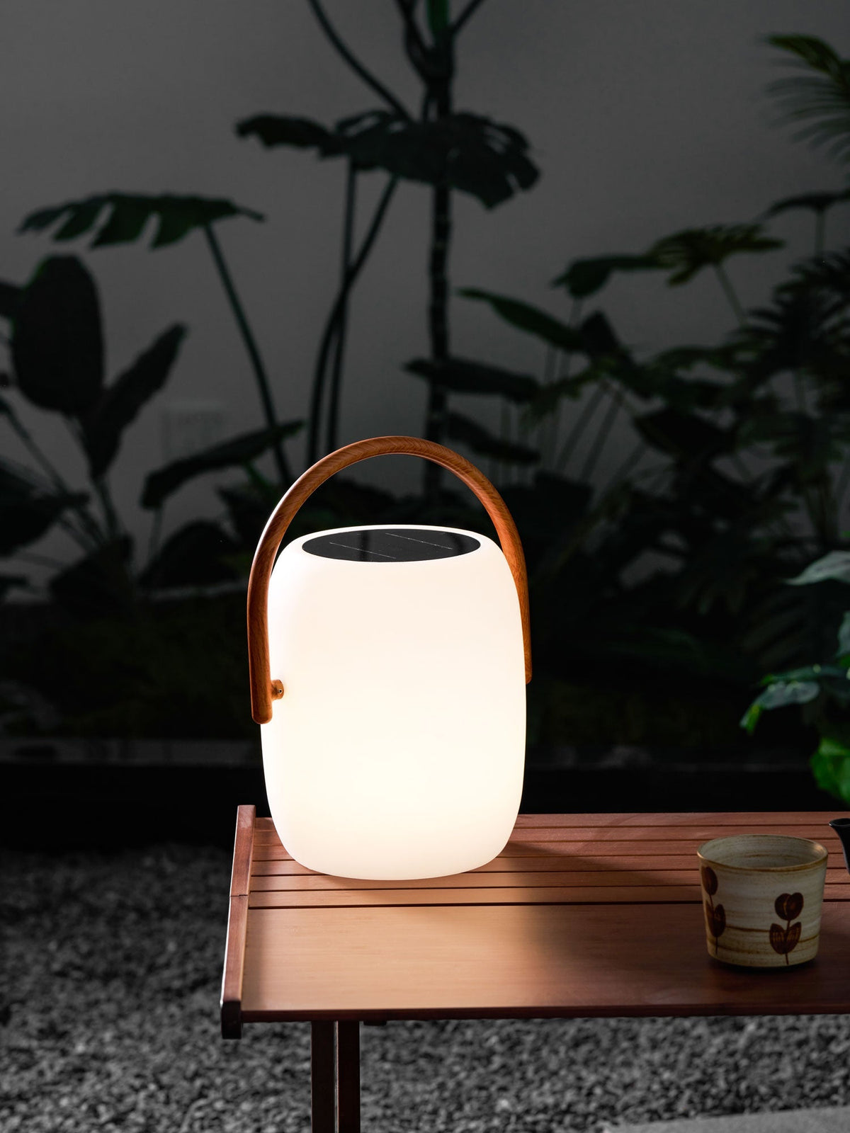 Lanterne solaire de jardin verre dépoli et bois – Noria — détail de la matière