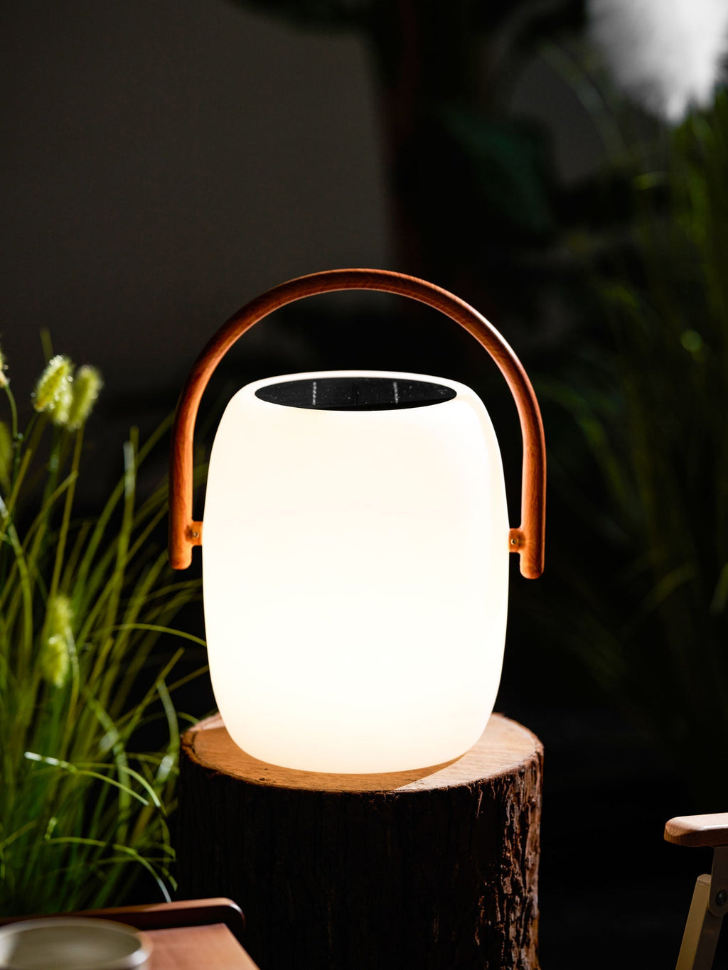 Lanterne solaire de jardin verre dépoli et bois – Noria — vue de trois quarts (2)
